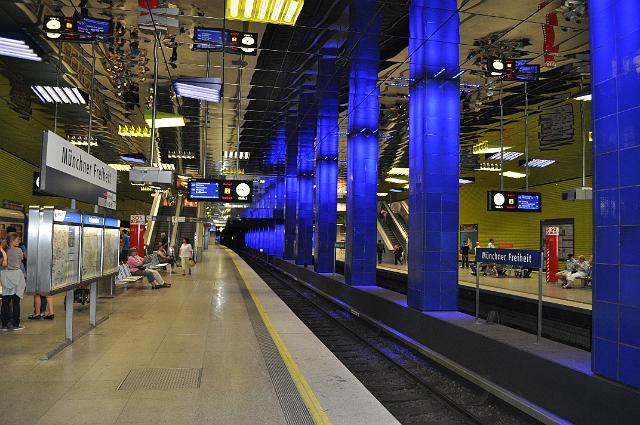 Muenchen 2011 093.jpg - U-Bahnhof Münchener Freiheit